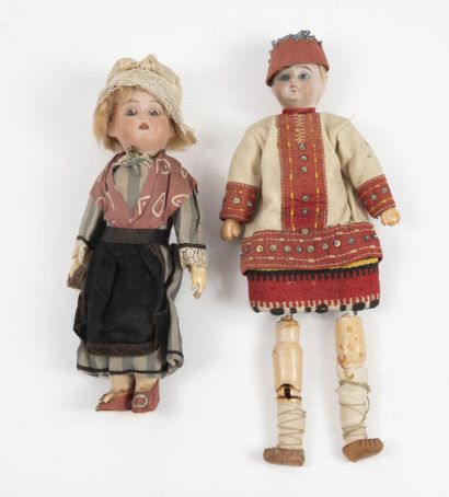 Lot of two small dolls :

- a porcelain head...
