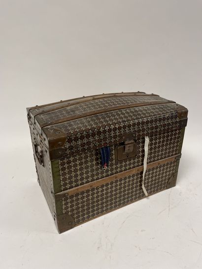 Doll's trunk with clothes.

31 x 40 x 25,5...