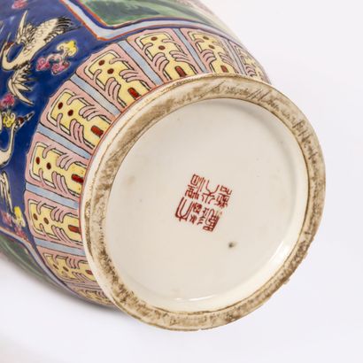 CHINE, XXème siècle - Covered porcelain vase with Imari decoration.

H : 40 cm. Wear

-...