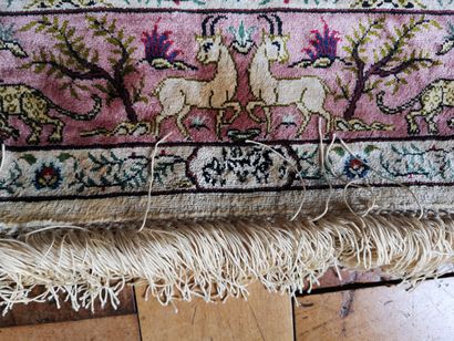 GHOUM, dernier tiers du XXème siècle Silk carpet with polychrome decoration of horsemen...