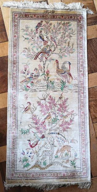 GHOUM, dernier tiers du XXème siècle Silk carpet with polychrome decoration of waders,...