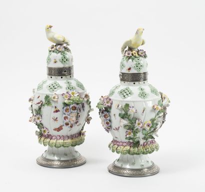 ALLEMAGNE, début du XXème siècle Paire de brûle-parfums en porcelaine blanche à décor...