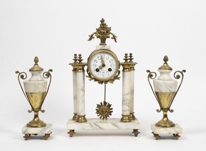 FRANCE, style Louis XVI, XXème siècle Garniture de cheminée en marbre blanc veiné...