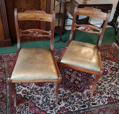 Angleterre, XIXème siècle Suite de quatre chaises et un fauteuil à dossier planche...