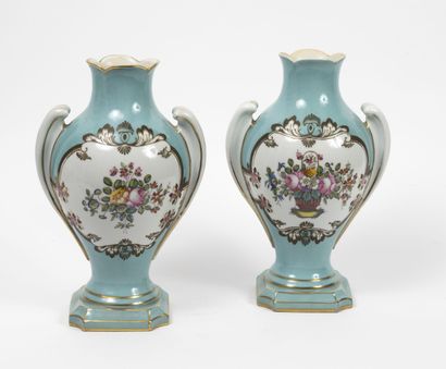 ALLEMAGNE ?, XXème siècle Pair of porcelain vases decorated with flowers on a turquoise...