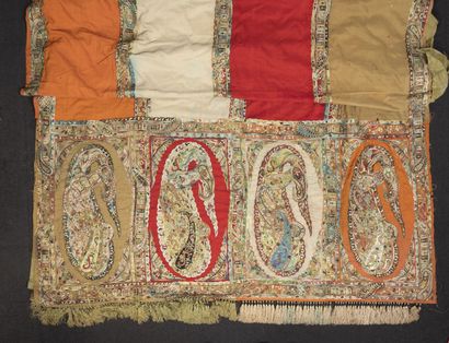 null Large table carpet in silk and cotton ochre, red, beige and orange decorated...