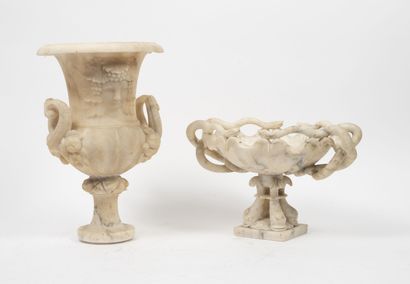 null Trois pièces de forme en albâtre :

- un vase cratère blanc sur piédouche circulaire,...