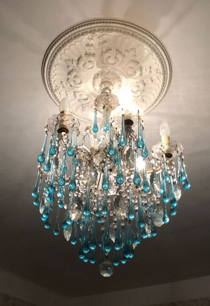 MURANO, XXème siècle Chandelier with six lights with brass mounting decorated with...