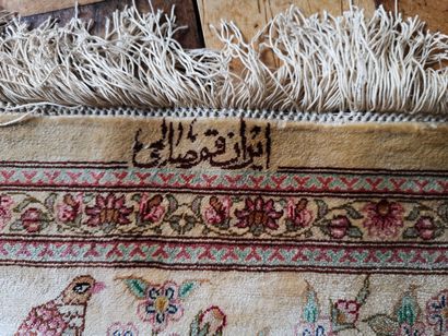 GHOUM, dernier tiers du XXème siècle Silk carpet with polychrome decoration of horsemen...