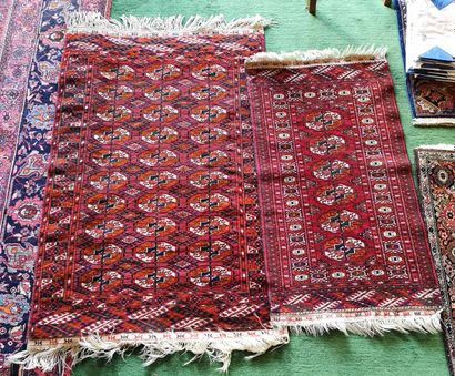 BOUKKHARA, Seconde moitié du XXème siècle Trois tapis en laine polychrome, à bandes...