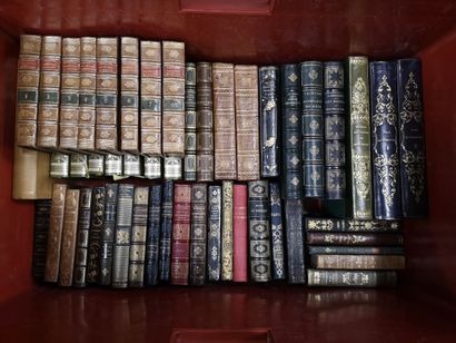 null Trois caisses de livres des XVIIIème et XIXème siècles :

- dictionnaire domestique,

-...