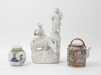 CHINE, XIXème-XXème siècles - Groupe en porcelaine blanche figurant une femme sur...
