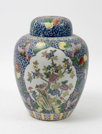 CHINE, XXème siècle - Covered porcelain vase with Imari decoration.

H : 40 cm. Wear

-...