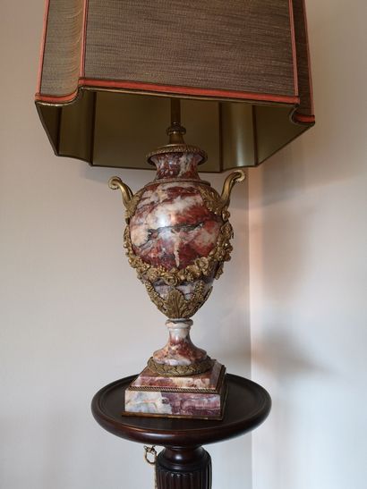 Style Louis XVI, fin du XIXème ou début du XXème siècle. Pied de lampe en marbre...