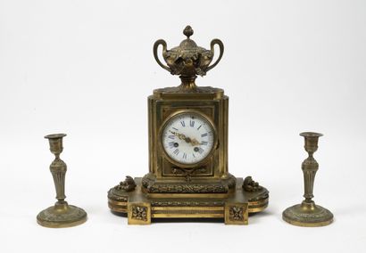 FRANCE, seconde moitié du XIXème siècle Pendule borne en bronze ciselé et doré, à...