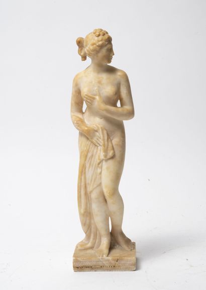 ITALIE, vers 1900 
Vénus sortant du bain.

Sculpture en albâtre blanc veiné jaune.

H....