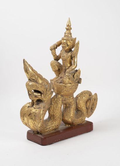 THAILANDE, Xxème siècle Four gilded wood sculptures on a red lacquered terrace 

-...