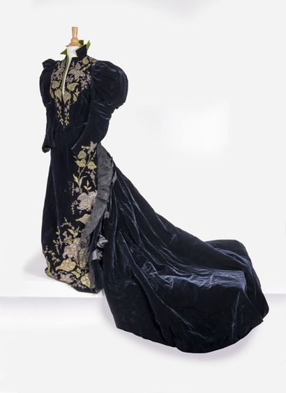 MODENHAUS Evening dress in midnight blue silk velvet.

Caraco embroidered with beads...