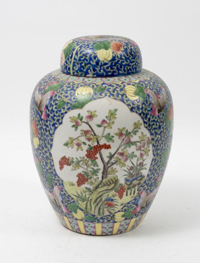 CHINE, XXème siècle - Potiche couverte en porcelaine à décor Imari.

H : 40 cm. Usures

-...