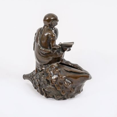 JAPON, époque Meiji (1868-1912) Luohan on a conch, holding a basin and a leaf, a...