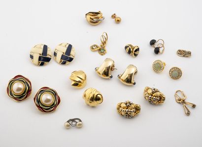 null Lot de bijoux fantaisie en métal doré et pierres de couleurs fantaisie ou émail...