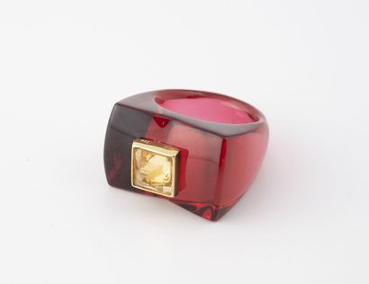 BACCARAT Bague de cocktail en cristal rouge centrée d'une pierre jaune taillée en...