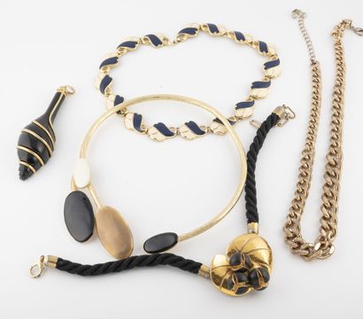 A batch of costume jewelry including : 
-...