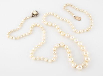 Necklace of irregular cultured pearls in...
