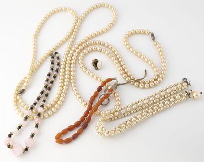 null Lot of two necklaces and a choker in white pearls. 

We join there: 

- a necklace...