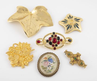 Lot of six fancy brooches in gilded metal...