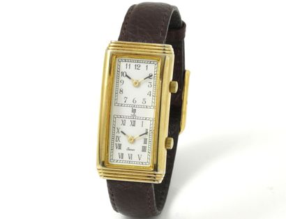 LIP Men's wrist watch in gold-plated metal.

Anatomical rectangular case, double...