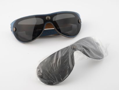 CELINE Paire de lunettes de soleil en cuir bleu avec deux verres interchangeables....