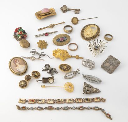 null Lot de bijoux fantaisie en métal doré et argenté comprenant des bracelets=,...