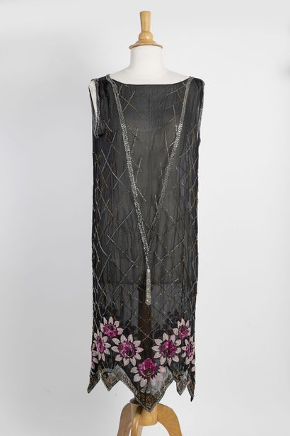 null Sleeveless straight dress in black silk crepe, embroidered with pearls and sequins...