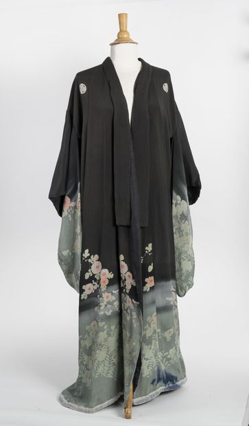 JAPON Deux kimonos en soie à décor d'oiseaux et fleurs. 

Petites taches. 

XXème...
