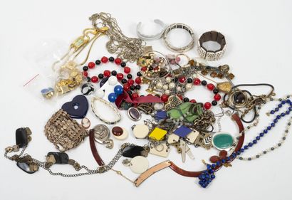 null Lot of various fancy jewelry in metal, resin, glass including necklaces, bracelets...
