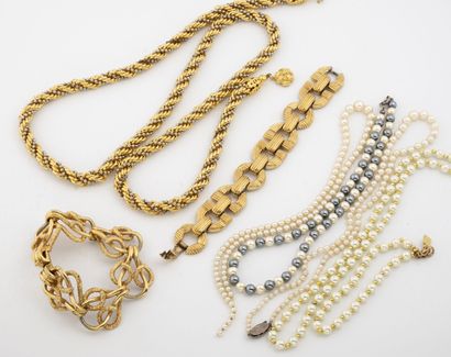 null Lot de bijoux fantaisie en métal doré ou perles de fantaisie comprenant colliers...