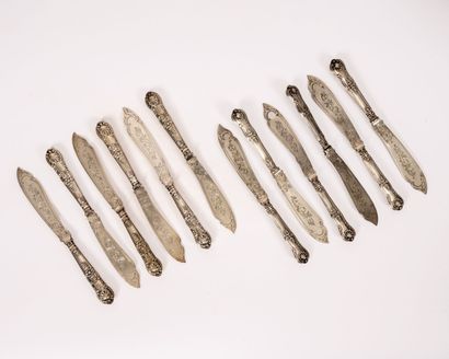 Maison ODIOT Six couteaux à poisson aux lames en argent (950) massif gravées de rinceaux...