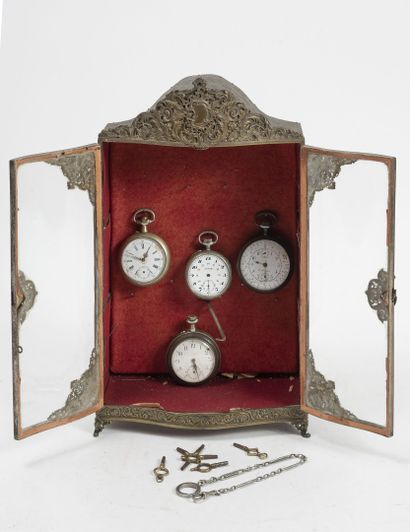 J. AURICOSTE, ULTRA ou anonyme Quatre montres de gousset et chronomètre en métal....