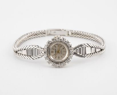 FLAMOR Montre bracelet de dame en or gris (750).

Boîtier rond, la lunette ornée...