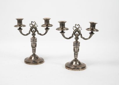 A. AUCOC (1856-1911) Paire de bouts de table en argent (950) à deux bras de lumière,...