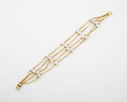 null Bracelet en or jaune (750) à 4 brins de mailles bâtonnets alternées de perles...