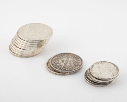 null Lot de pièces en argent comprenant :

- Neuf pièces de cinquante francs, 1974,...