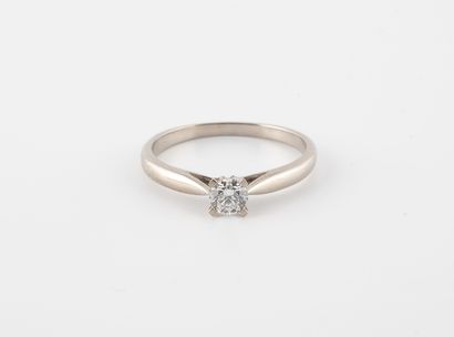 null Bague solitaire en or gris (750) centré d'un diamant de taille brillant en serti...