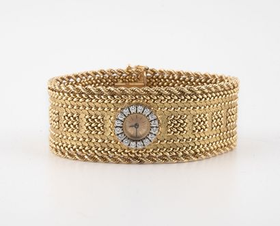 UTI Belle montre bracelet de dame en ors jaune et gris (750). 

Boîtier rond inscrit...
