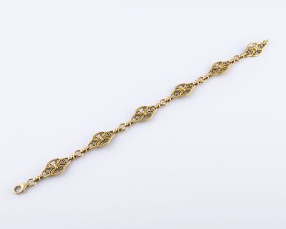null Bracelet en or jaune (750) articulé à mailles filigranées polylobées. 

Fermoir...