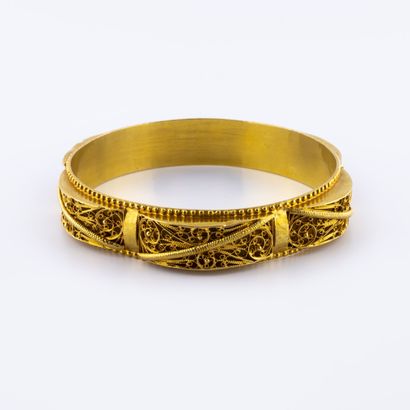 Bracelet jonc en or jaune (750) à décor filigrané...
