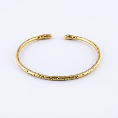 null Bracelet jonc en or jaune (750) à têtes de serpents et décor de rinceaux de...