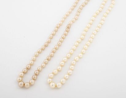 null Deux colliers : 

- un collier de perles blanches de cultures en chute.

Fermoir...