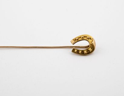 null Epingle de cravate en or jaune (750) coiffée d'un fer à cheval. 

Poids : 1.3...